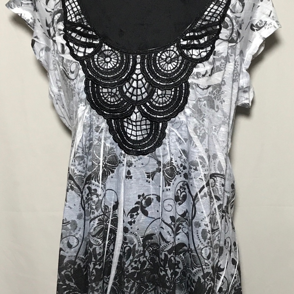 Women’s Black and White top by Energe. Size Xl